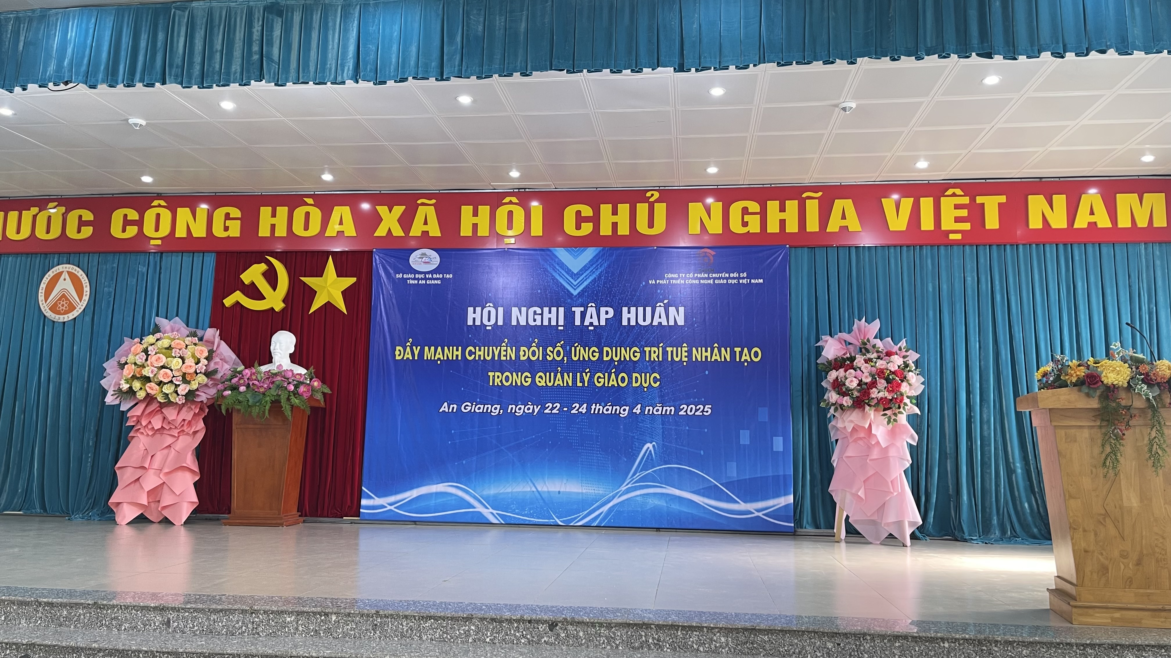 AI trainer: Tập huấn sử dụng AI trong quản lý giáo dục.