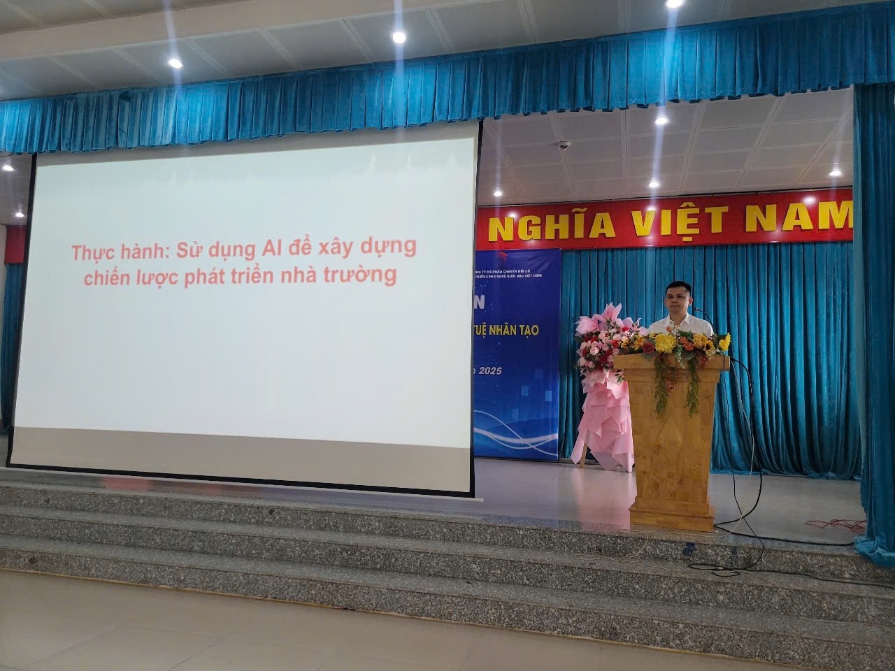 AI trainer: Tập huấn sử dụng AI trong quản lý giáo dục.